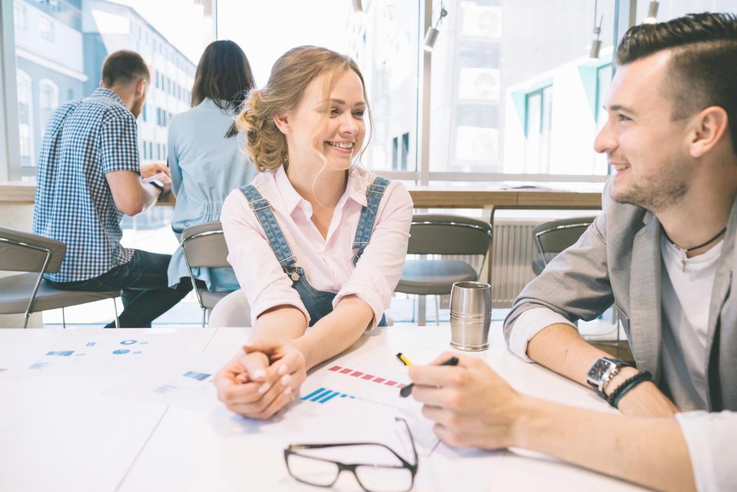 Professionnel analysant des données financières dans un environnement de formation moderne